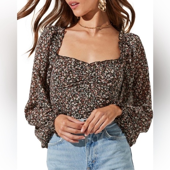 NWT - ASTR the Label Floral Ruched Sweetheart Neck Top - Size Medium - Picture 1 of 7